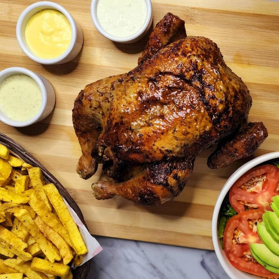 1 Pollo + Papas + Ensalada + Salsas