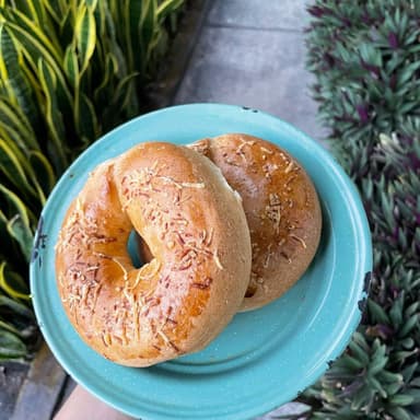 BAGEL CON QUESO PARMESANO O SEMILLAS