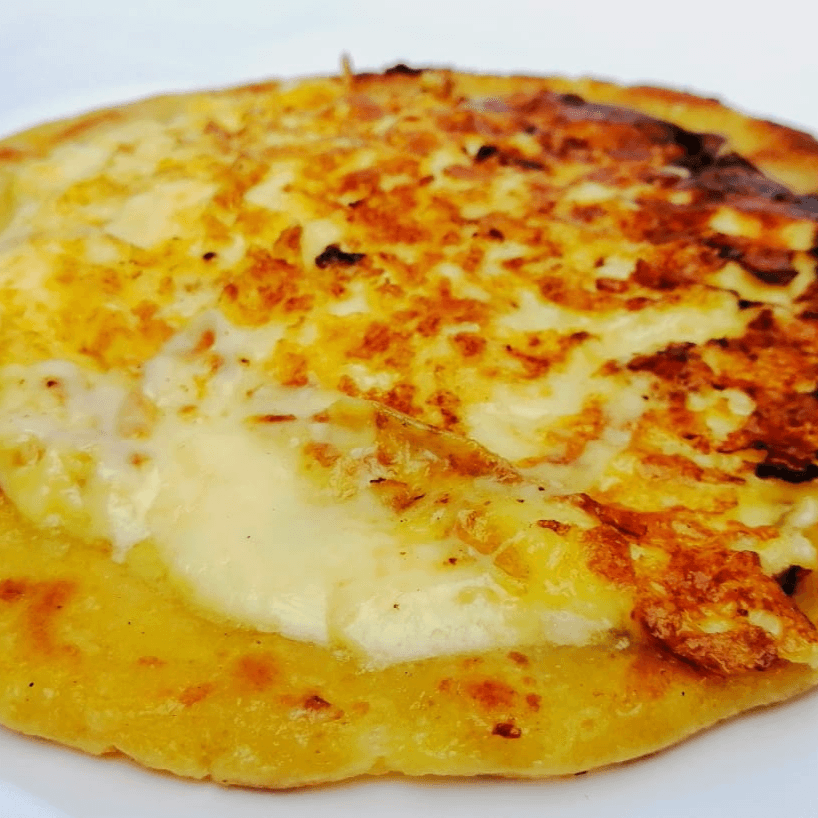 Tortilla  queso grande con queso fundido.