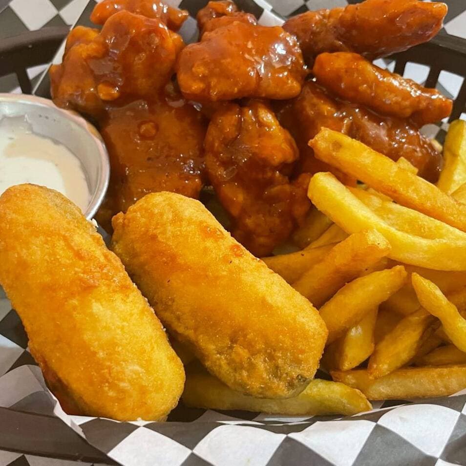 Boneless & Poppers