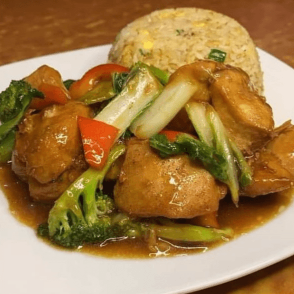 Pollo en Trozos con Verduras más Chaufa