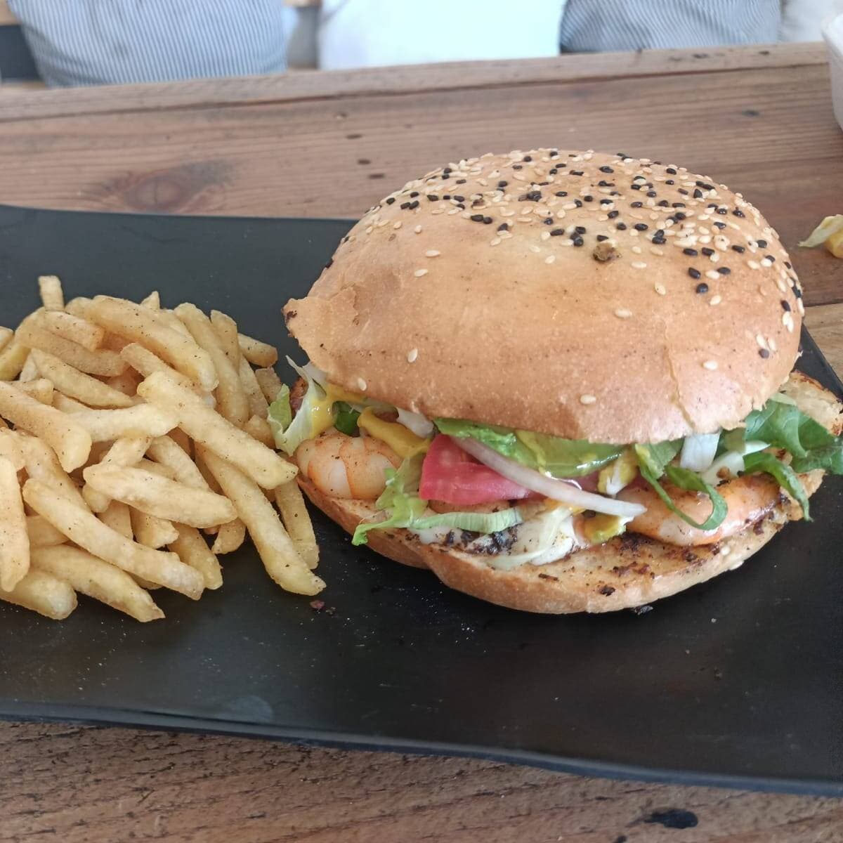 Hamburguesa de Res + Papas a la Francesa + Bebida