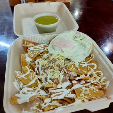 1/2 Chilaquiles con Huevo al Gusto