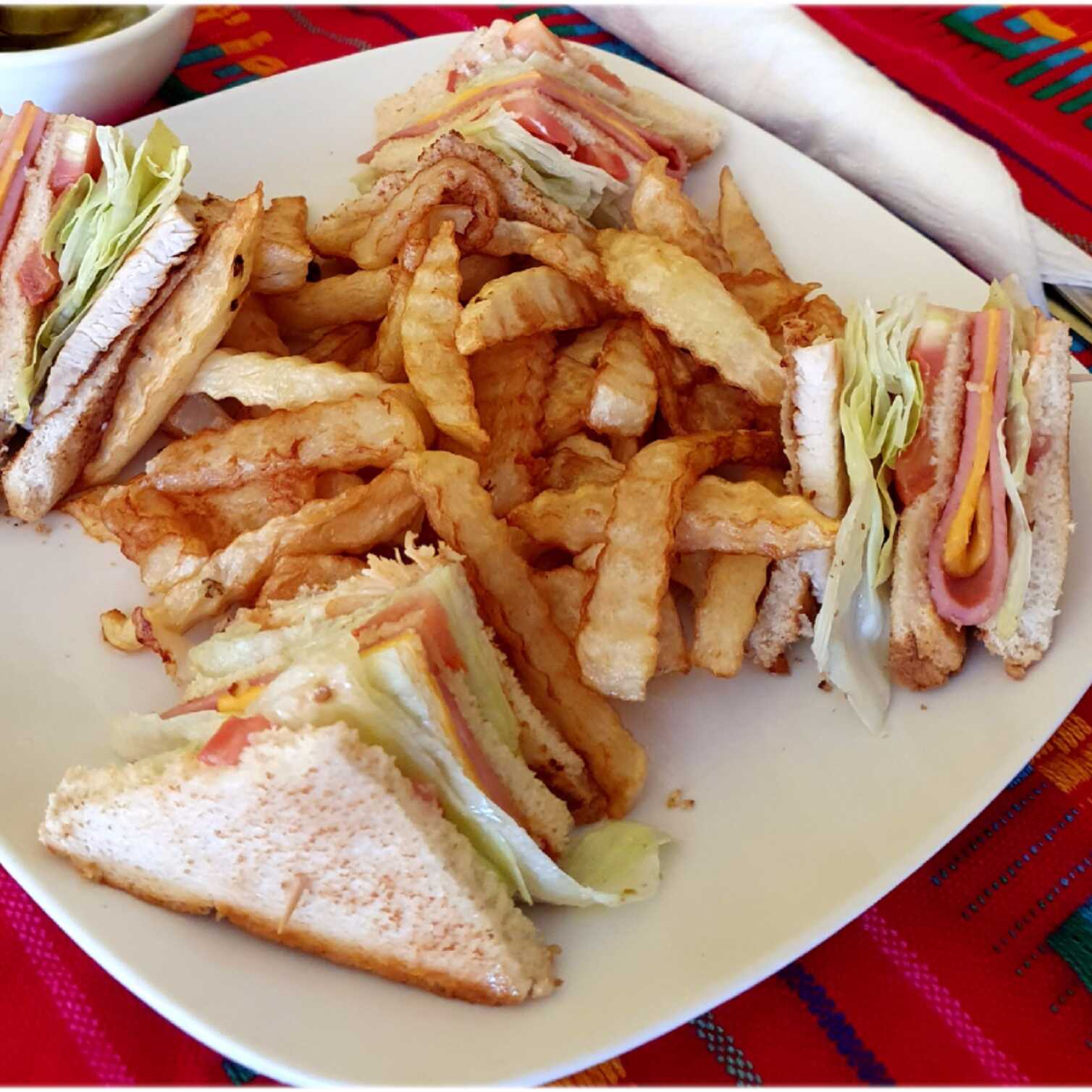 Club Sándwich de Pollo con Papas
