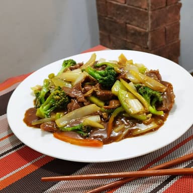 Carne de Res con Verduras en Salsa de Ostion