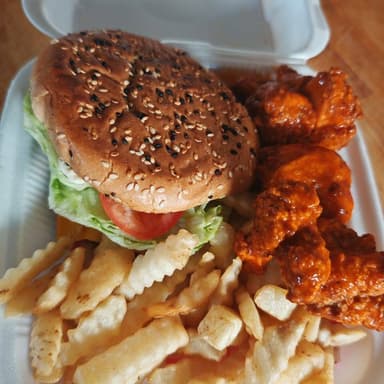 Hamburguesa Clásica + Boneless con Papas y Soda