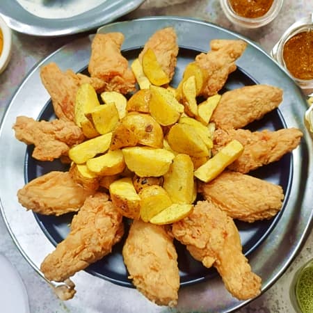 Alitas Broaster 12 uds con Papas