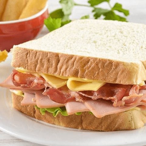 Sandwich de jamón con tocino