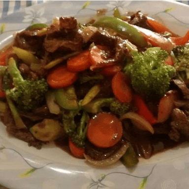 Lechón con Verduras en Salsa