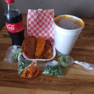 Litro de Birria + 4 Quesabirrias + Refresco 600 Ml