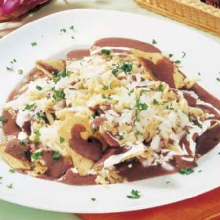 CHILAQUILES EN SALSA DE FRIJOL CON POLLO
