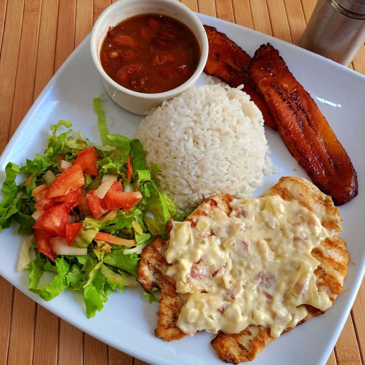 Pechuga En Salsa de Tocineta + Sopa + Gaseosa