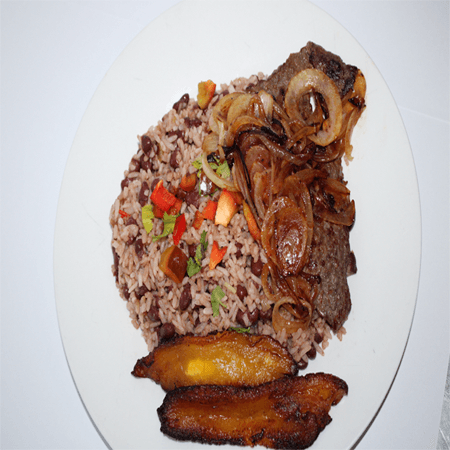 Gallo Pinto con Bistec + Bebida Caliente 12oz