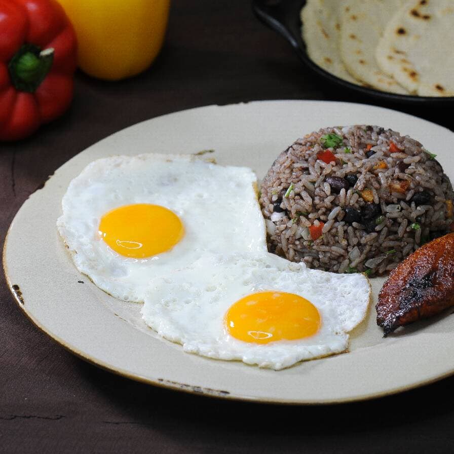 Pinto con Huevos + Refresco Natural