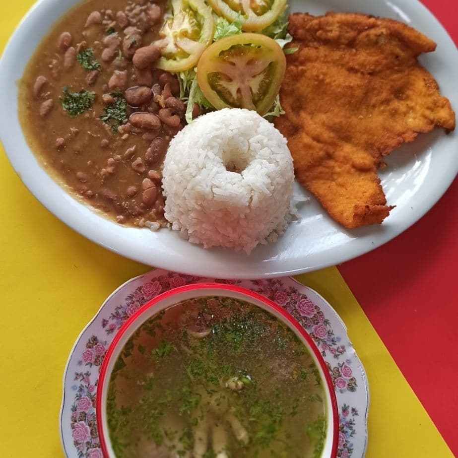 Comida con chuleta de pollo