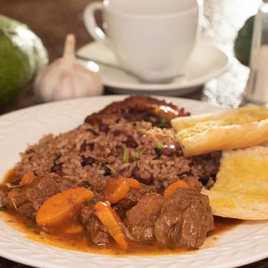 Pinto con Carnes en Salsa