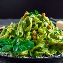 Bowl de Fetuccine al Pesto y 3 Panes Ajo