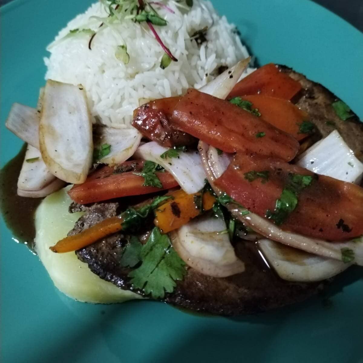 Hígado Encebollado con Papa Sancochado y Arroz