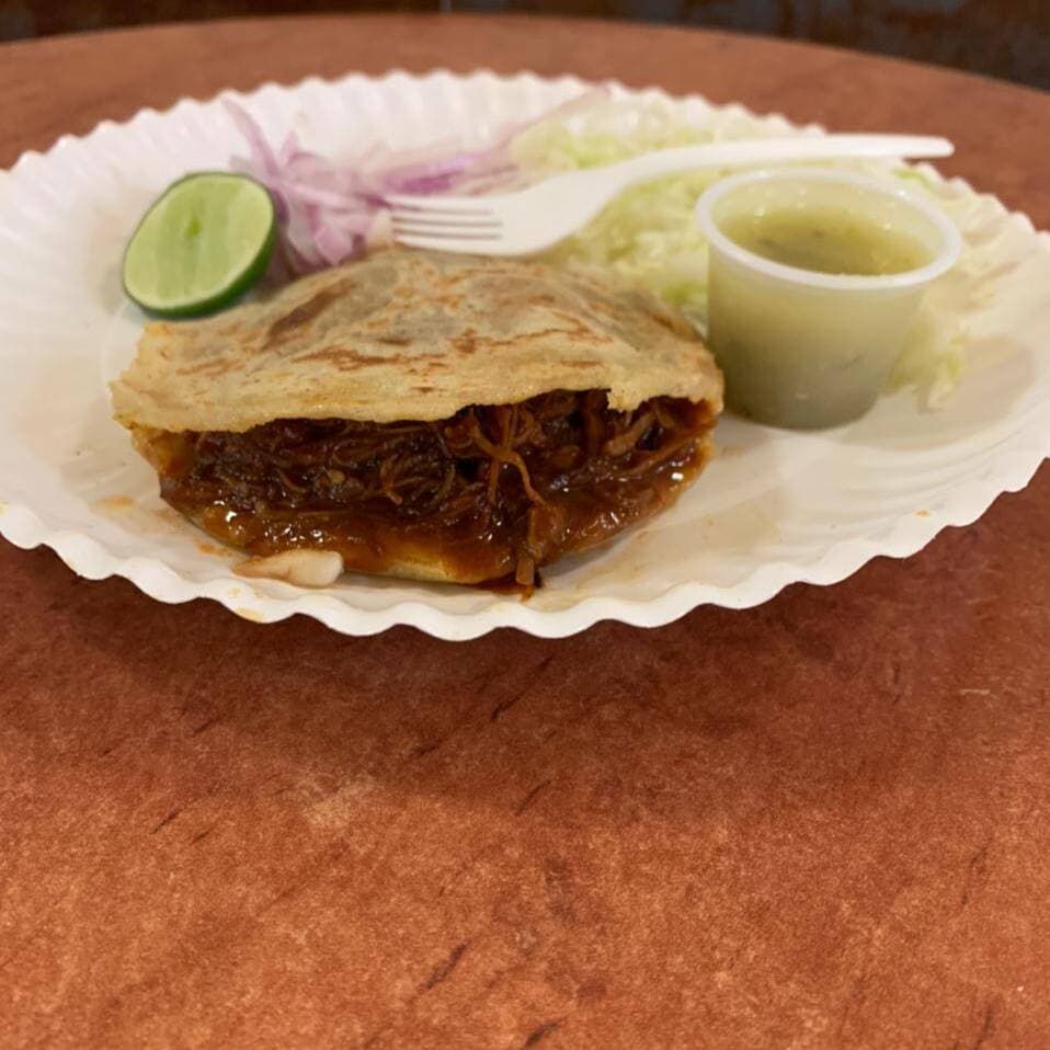 Gordita Pollo en Mole Artesanal