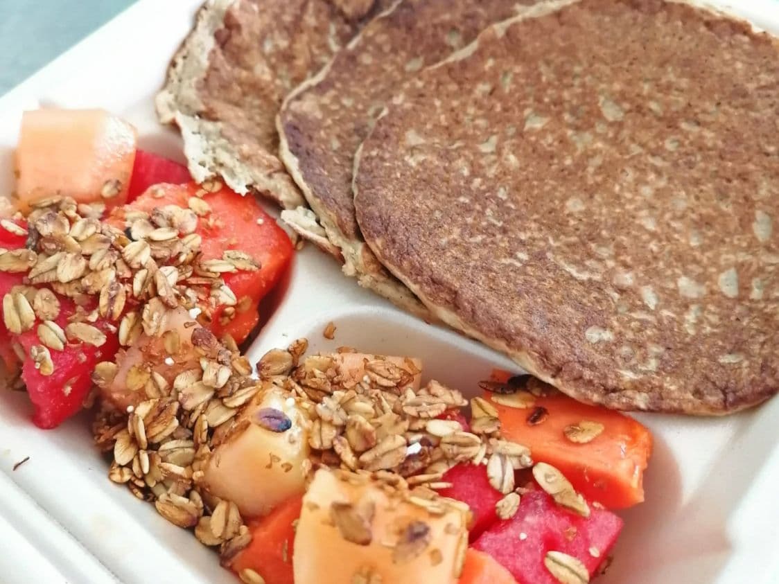 Hot Cakes de Avena con Fruta del Día