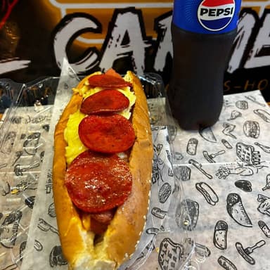 HOT-DOG ESPECIAL DE PEPPERONI CON PEPSI 400