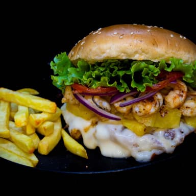 Hamburguesa Camarones Hawaiana y Papas