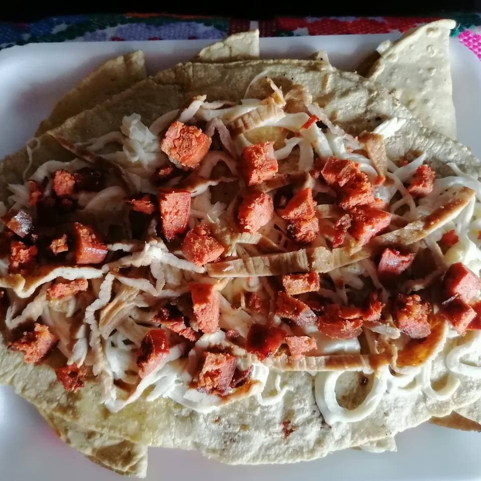 Huarache Gigante con Bistec, longaniza y quesillo