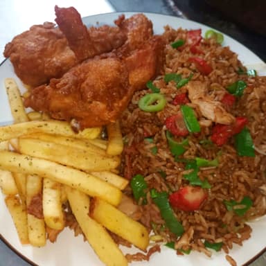 Arroz Cantonés, 4 Alitas y Papas Fritas + Bebida