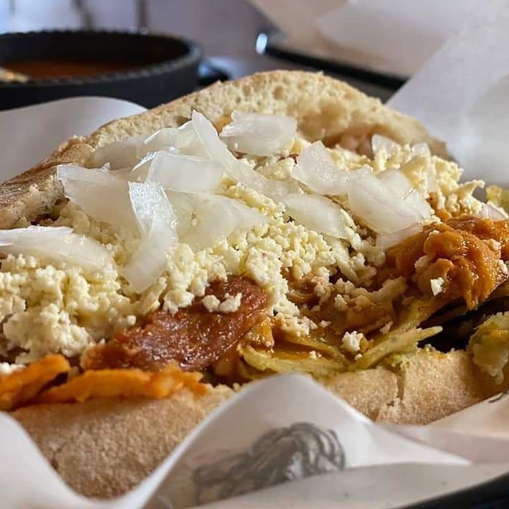 Lonche Chilaquiles con Guiso