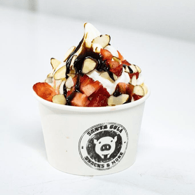 Nieve de Yogurt Mediana con 2 Toppings