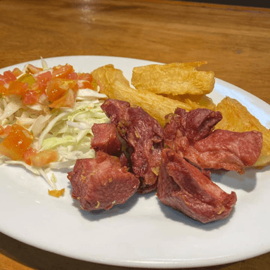 Chicharrón con Yuca y Ensalada