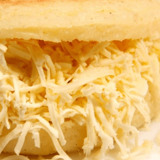 Arepa con Queso Blanco y Mantequilla