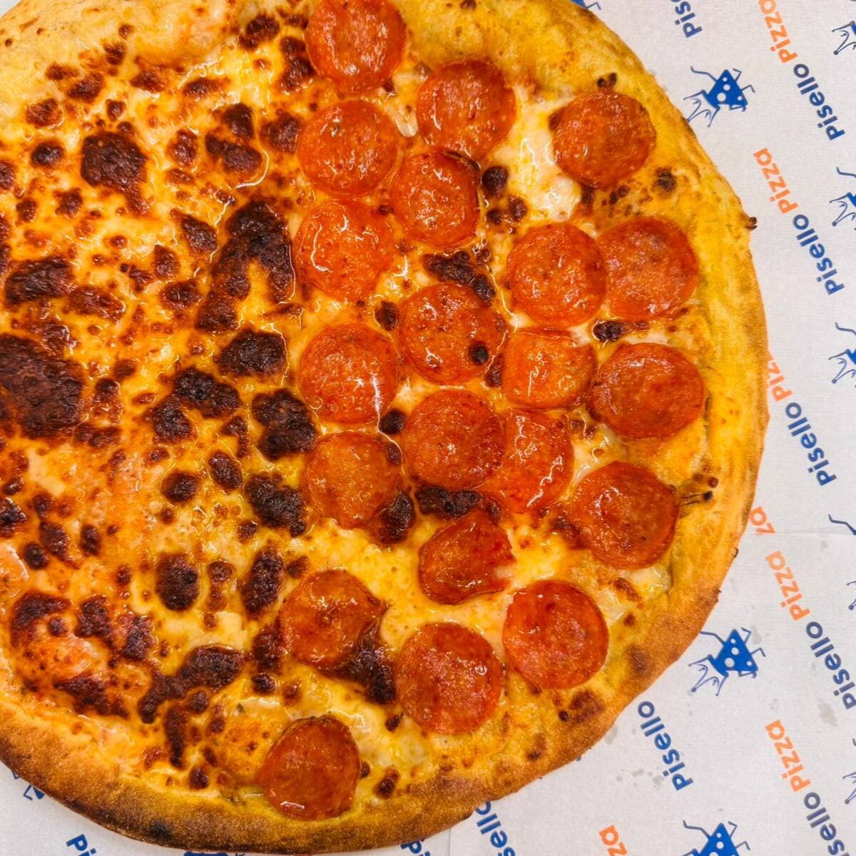 Pizza Mitad Queso Mitad Peperoni (Tamaño Familiar)