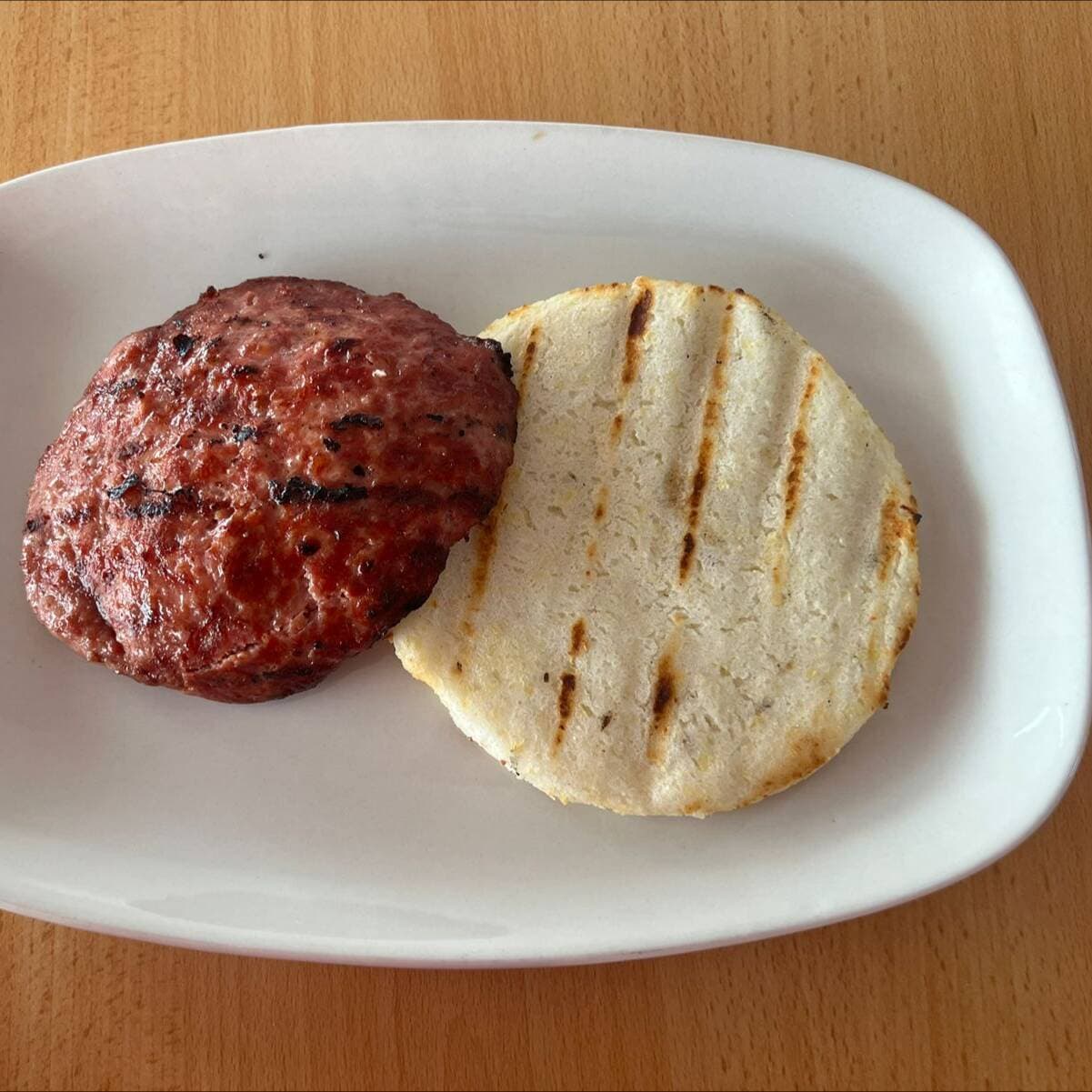 Arepa con carne de hamburguesa