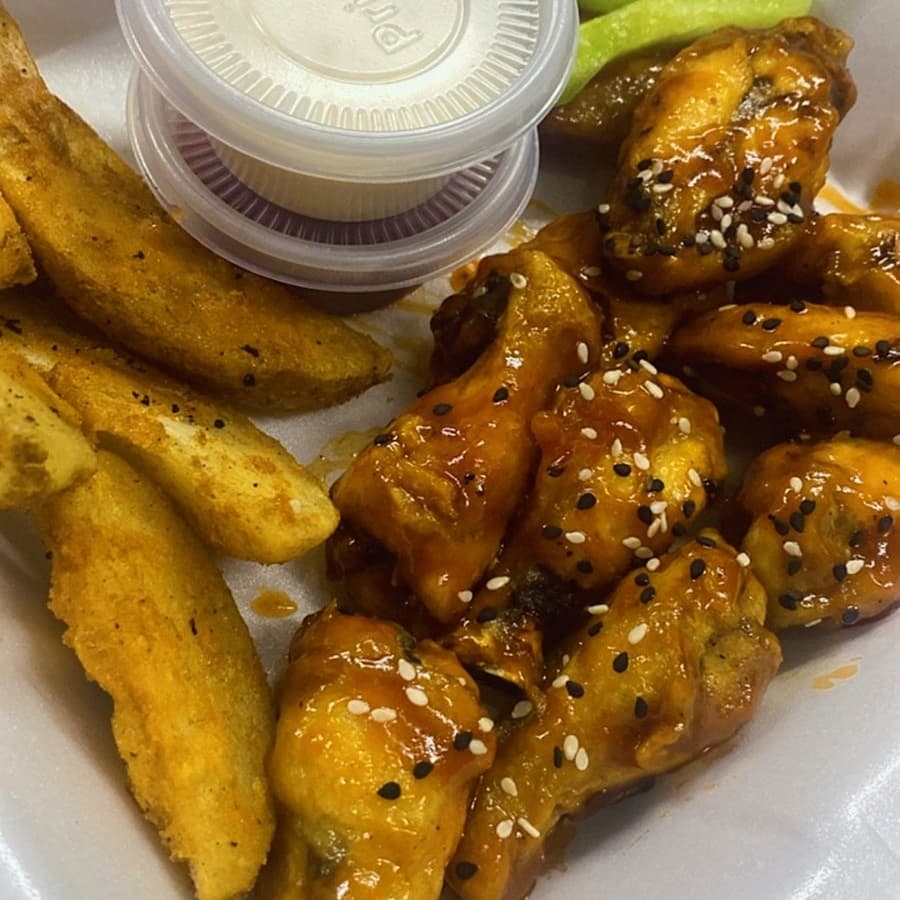 Alitas Con Papas Fritas