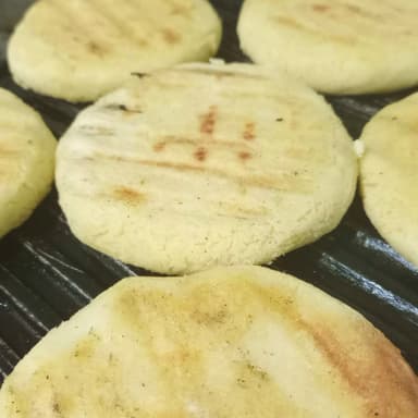 Arepa azada con queso