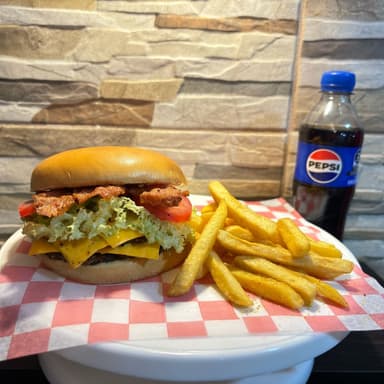 Combo Bacon incluye Papas y Refresco