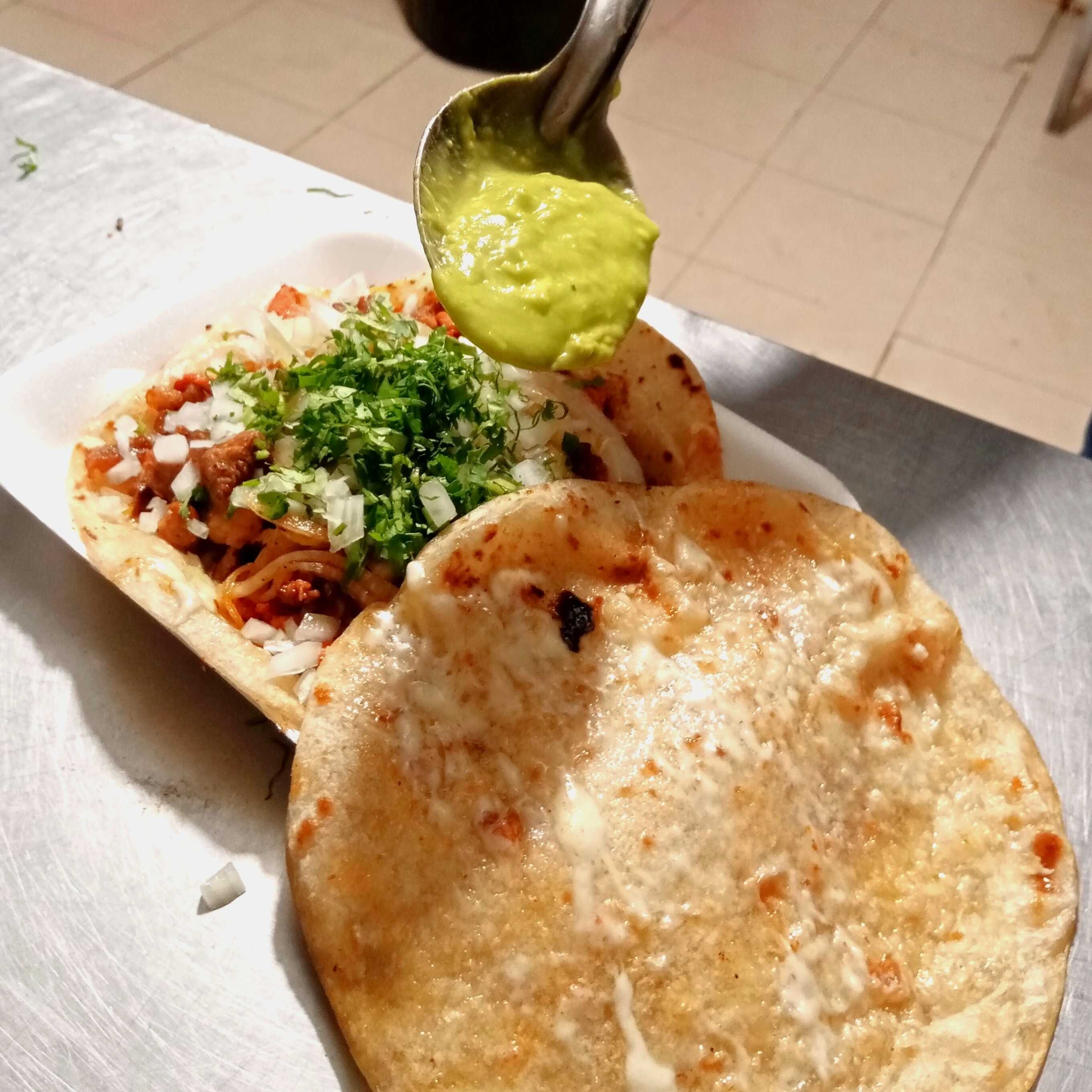 Gringa al Pastor con Tortilla de Harina y Queso