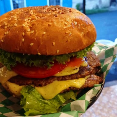 HAMBURGUESA DOBLE + PAPAS.