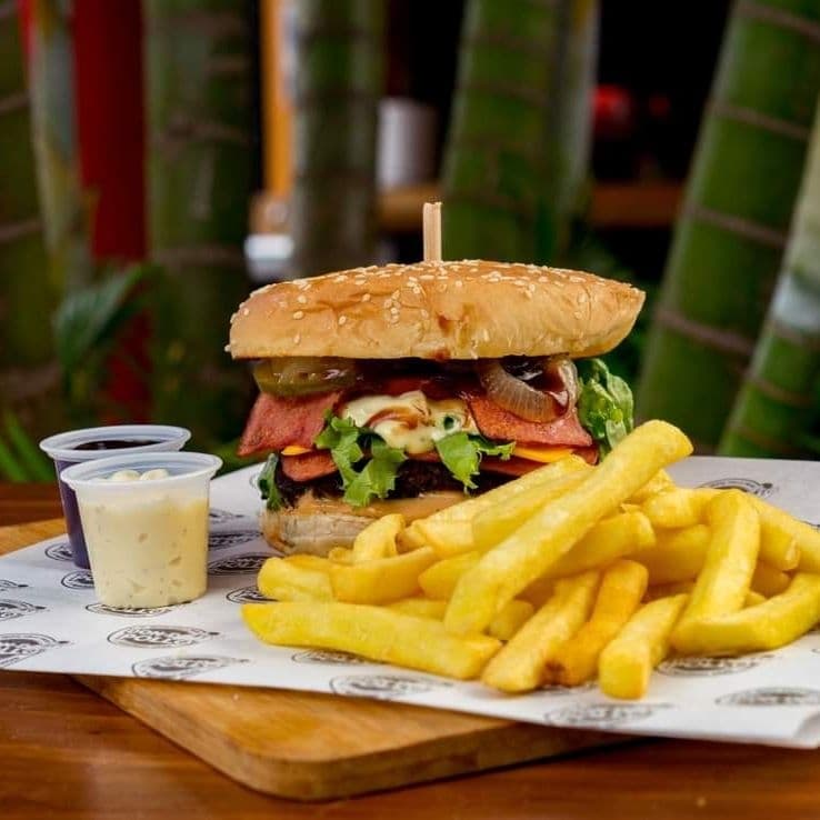 Hamburguesa de la Casa con Papas