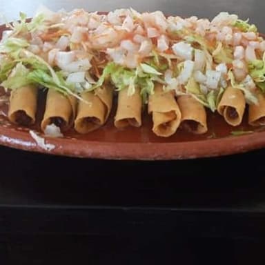Tacos dorados de carne deshebrada