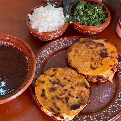 Quesadilla de Maíz de Birria Dorada
