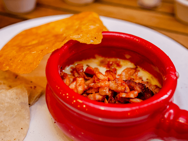 Cazuelita de Queso Fundido con Pastor