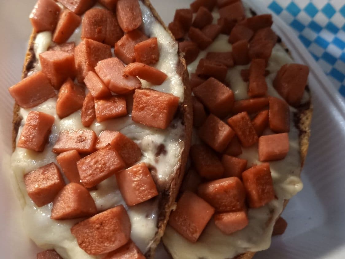 Molletes con Salchicha