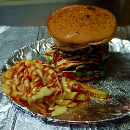 Hamburguesa De La Casa Con Papas Fritas