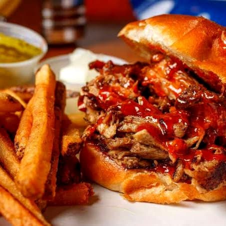 Hamburguesa BBQ con Elote.