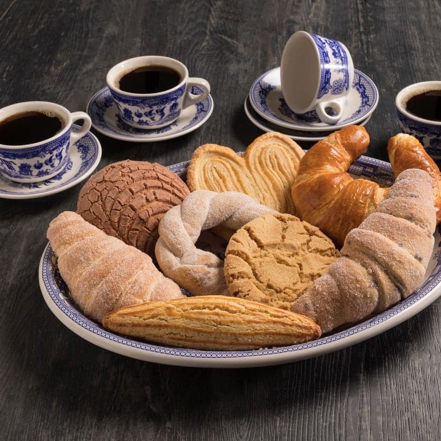 Elige 4 Panes de tu Preferencia, mas 4 Cafés