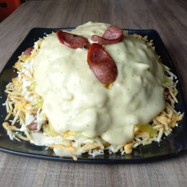 Salchipapa Suiza