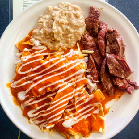Chilaquiles con Guiso y Huevos