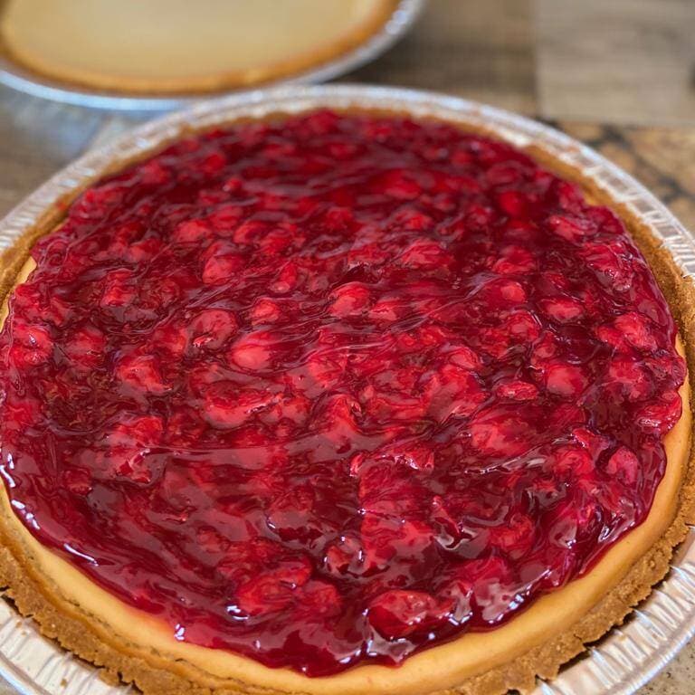 Rebanada de Pay de Queso con Cerezas